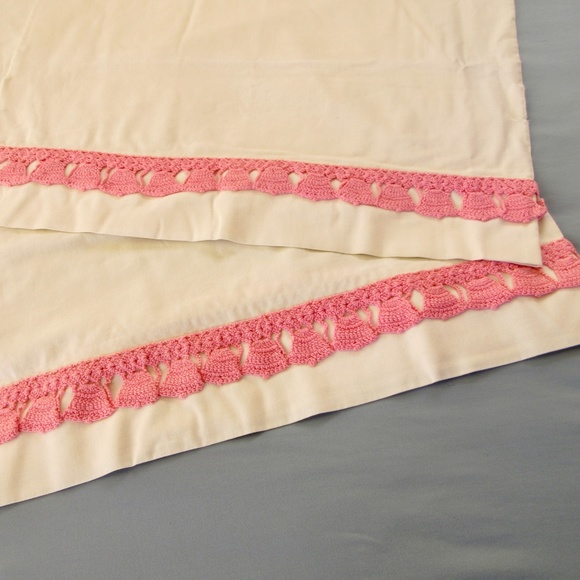 VTG 50's 60's Pair / Set Pillowcases with Pink Crochet Detail - Picture 1 of 5